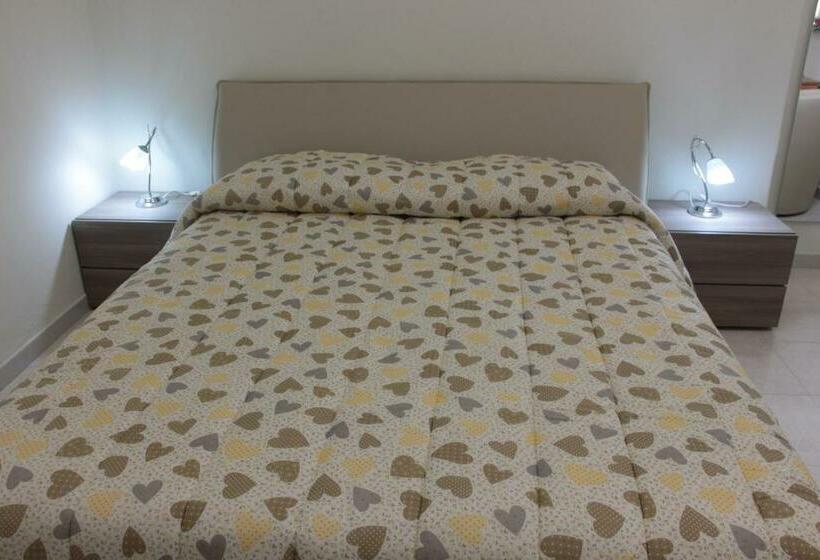 اتاق لوکس با بالکن, Leonessa Di Puglia