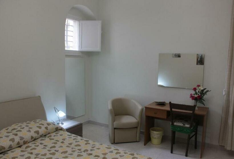 اتاق لوکس با بالکن, Leonessa Di Puglia