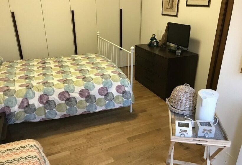 اتاق استاندارد سه نفره, Sally S B&b