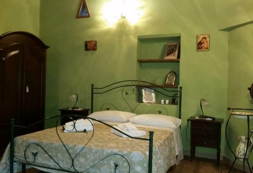 اتاق لوکس سه تخته, Bed & Breakfast Dhafna Civita