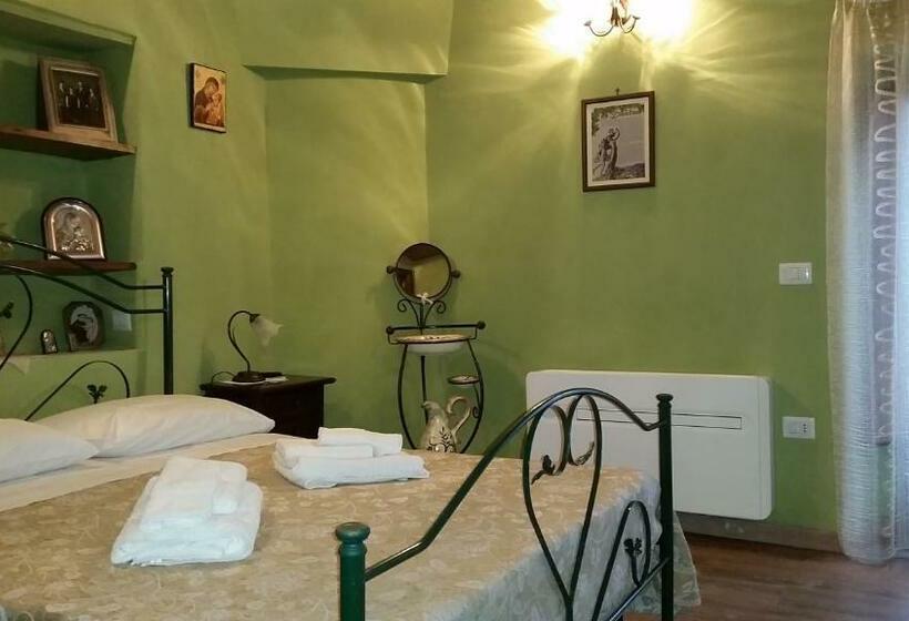 اتاق لوکس سه تخته, Bed & Breakfast Dhafna Civita