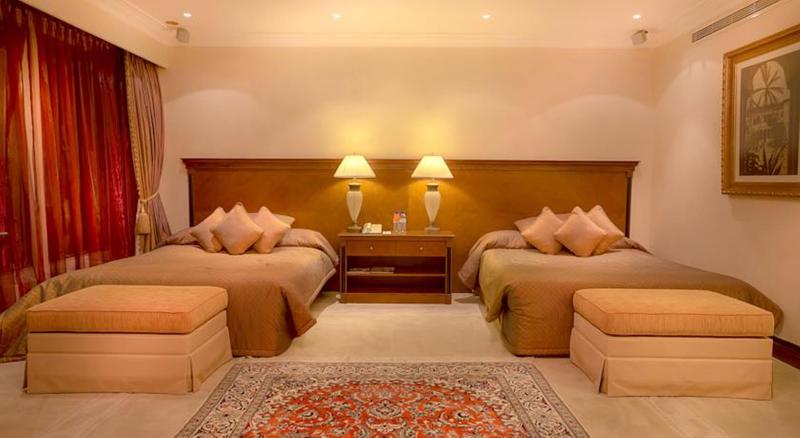 اتاق کلاب, Corniche Hotel Abu Dhabi