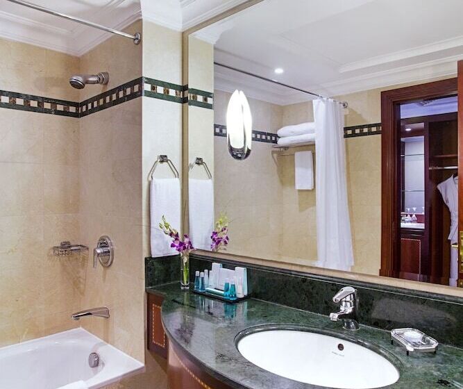 سوییت اجرایی, Corniche Hotel Abu Dhabi