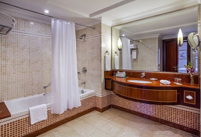 اتاق کلاب, Corniche Hotel Abu Dhabi