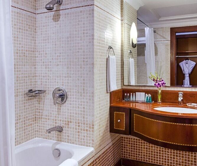 سوئیت رویال, Corniche Hotel Abu Dhabi
