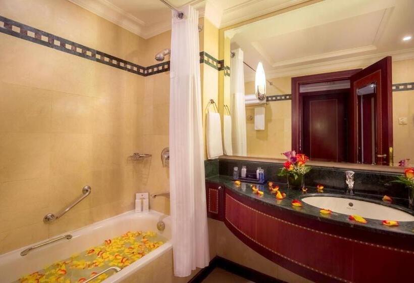 اتاق کلاب, Corniche Hotel Abu Dhabi