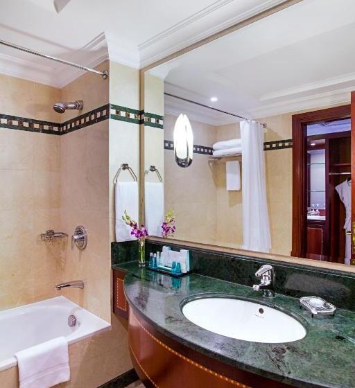 سوییت جونیور با چشم‌انداز دریا, Corniche Hotel Abu Dhabi