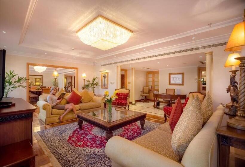 سوئیت رویال, Corniche Hotel Abu Dhabi