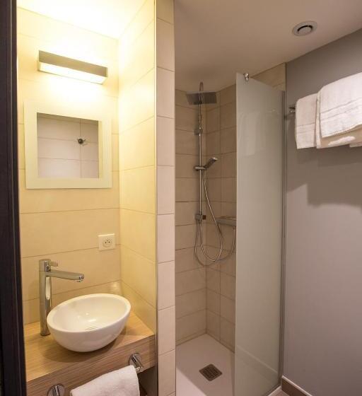 اتاق استاندارد چهار تخته, Hôtel Le Blason
