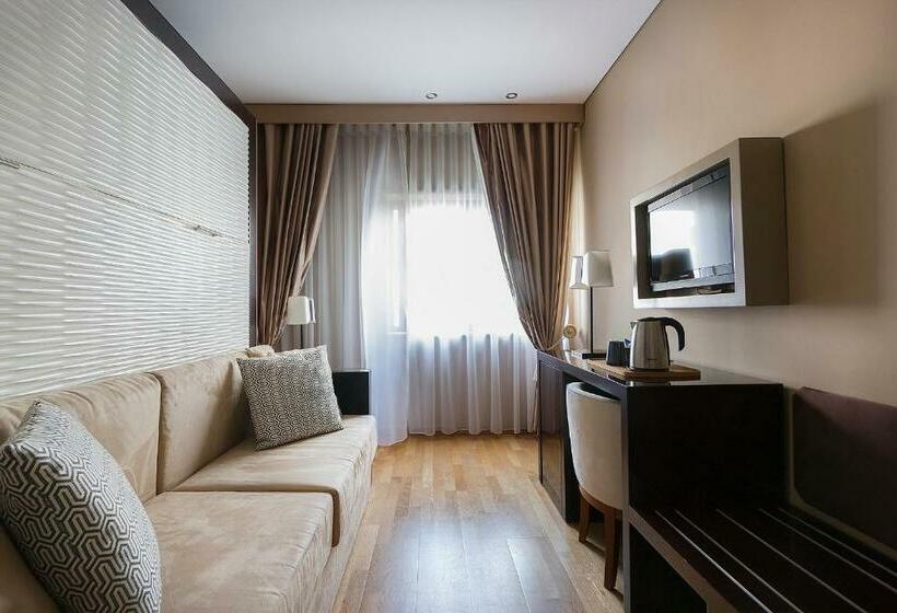 Deluxe Suite, Meira