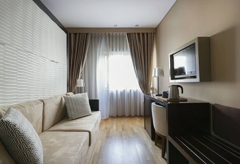 Deluxe Suite, Meira