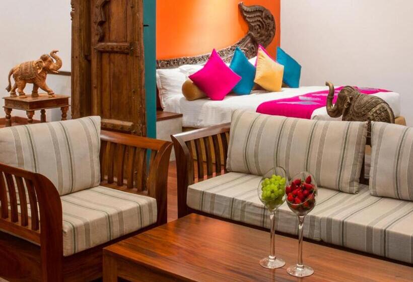 اتاق لوکس با چشم‌انداز دریا, Royal Palms Beach
