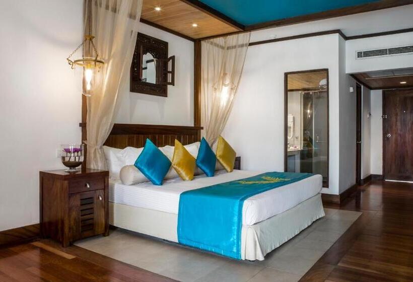 اتاق سه نفره دلوکس با چشم‌انداز دریا, Royal Palms Beach