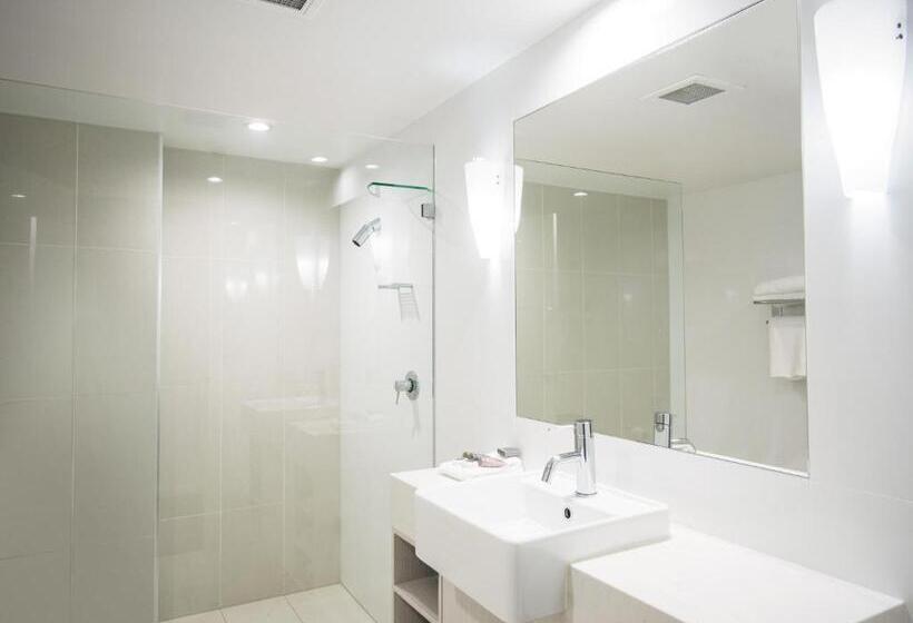 带大床的行政房间, Oaks Sunshine Coast Oasis Resort
