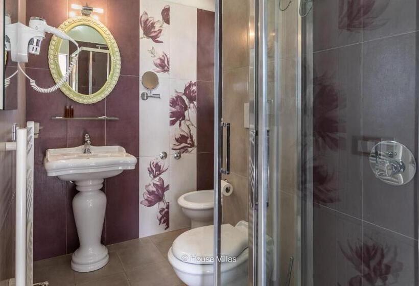 اتاق لوکس با بالکن و چشم‌انداز دریا, Villa Nicolaci   Liberty Suites