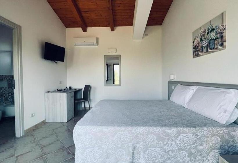اتاق استاندارد با چشم‌انداز استخر, B&b Casale Pietrantica Tropea