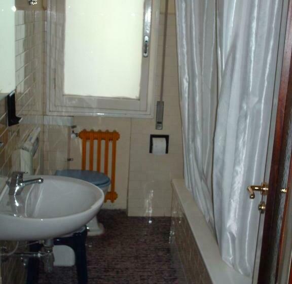 اتاق استاندارد یک نفره, Triana E Tyche