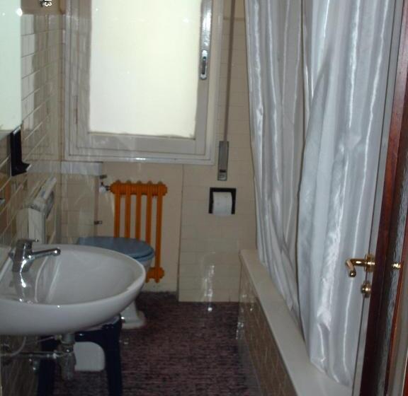 اتاق استاندارد, Triana E Tyche