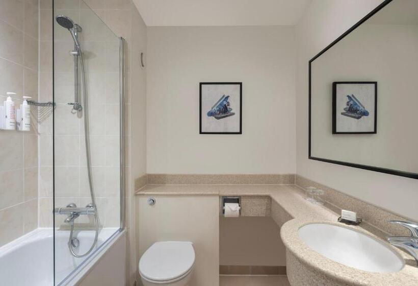 חדר דחוקס עם מיטת קינג, Delta Hotels By Marriott Peterborough