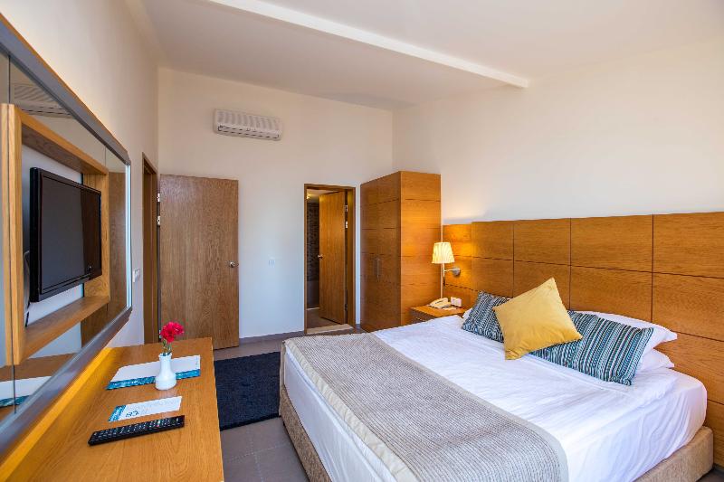 اتاق کلاب, Pine Bay Holiday Resort