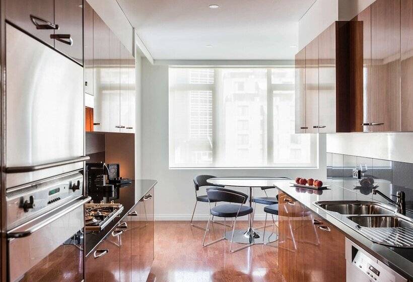 3 Bedroom Premium Apartment, Quay West Suites Melbourne