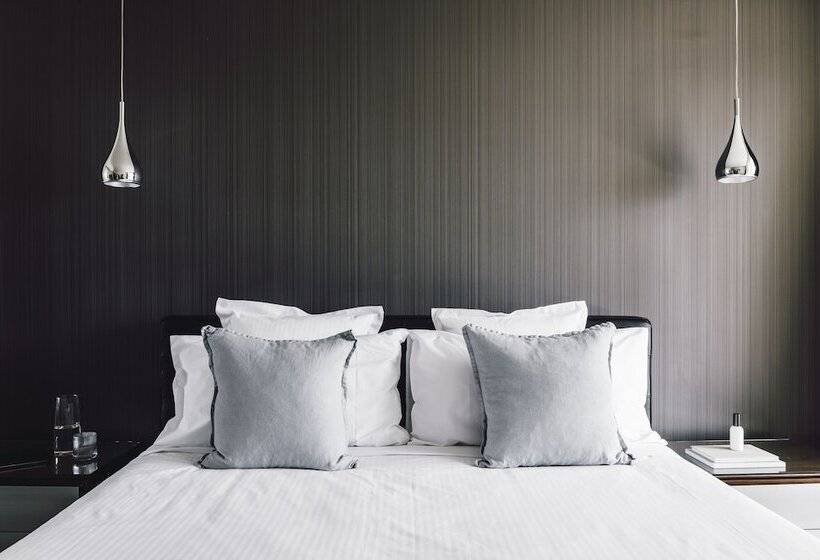 3 Bedroom Premium Apartment, Quay West Suites Melbourne