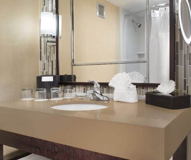 اتاق استاندارد با تخت دوبل برای معلولان, Crowne Plaza Resort Asheville