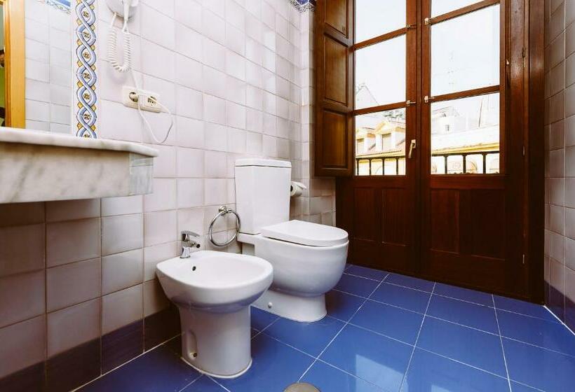 اتاق خانوادگی, Basic Hotel Doña Manuela