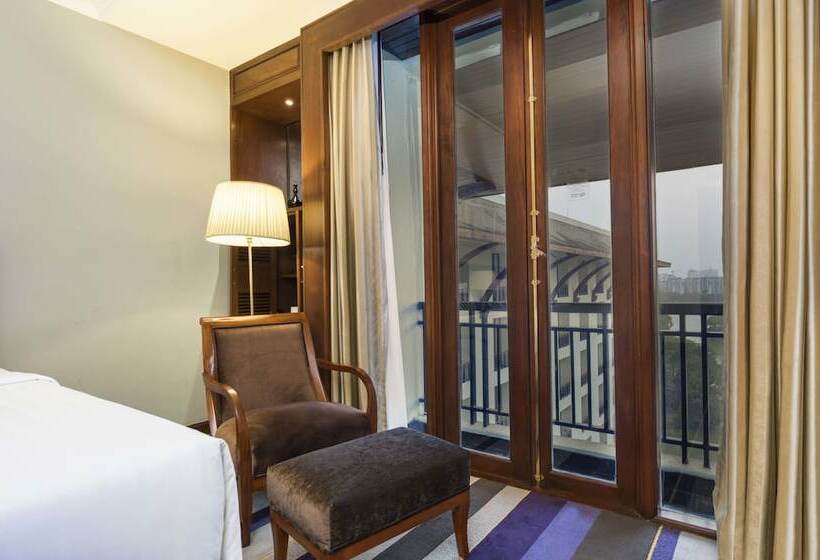 اتاق کلاب, Chatrium Royal Lake Yangon