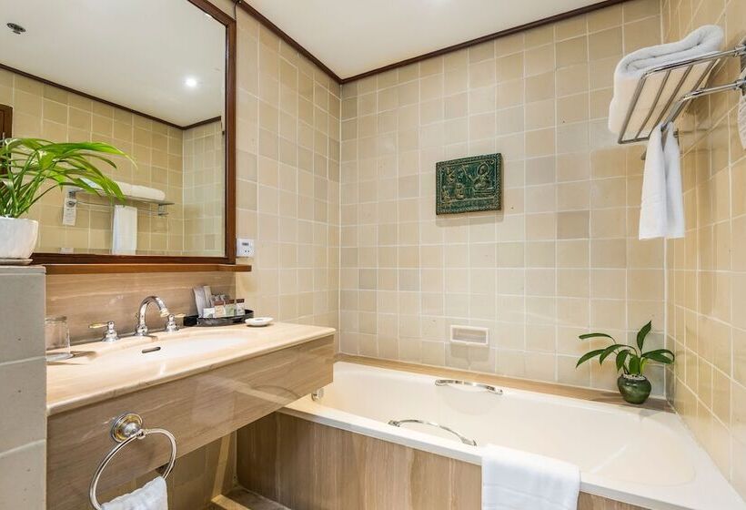 اتاق لوکس با چشم‌انداز باغ, Chatrium Royal Lake Yangon