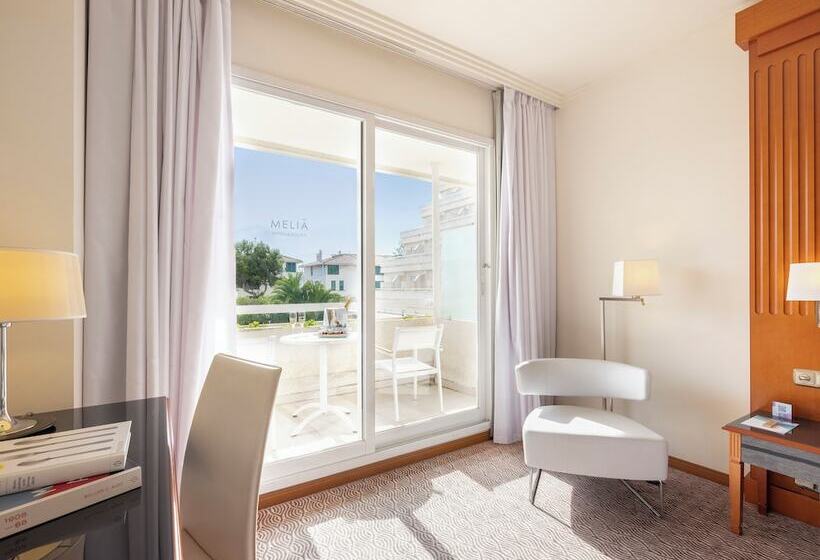 اتاق استاندارد با چشم‌انداز استخر, Melia Sitges