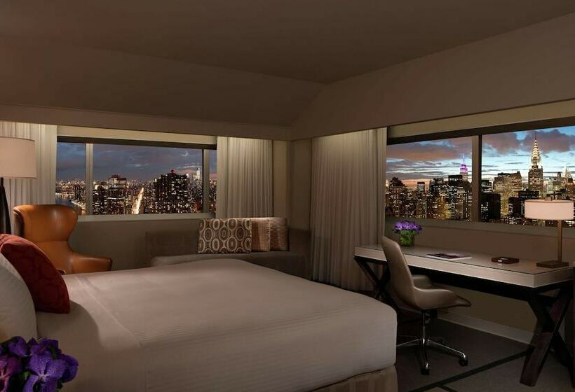 Standard Room King Bed Adapted for people with reduced mobility, Millennium Hilton New York One Un Plaza