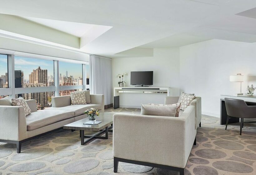 Suite King Bed, Millennium Hilton New York One Un Plaza