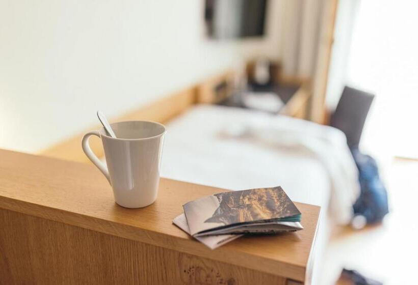 اتاق استاندارد یک تخته با چشم‌انداز, La Couronne Hotel & Spa