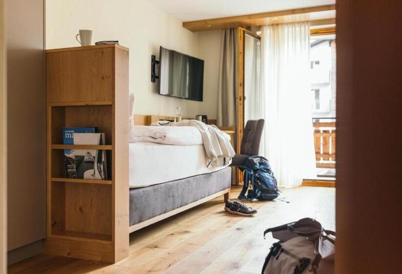 اتاق استاندارد یک تخته با چشم‌انداز, La Couronne Hotel & Spa