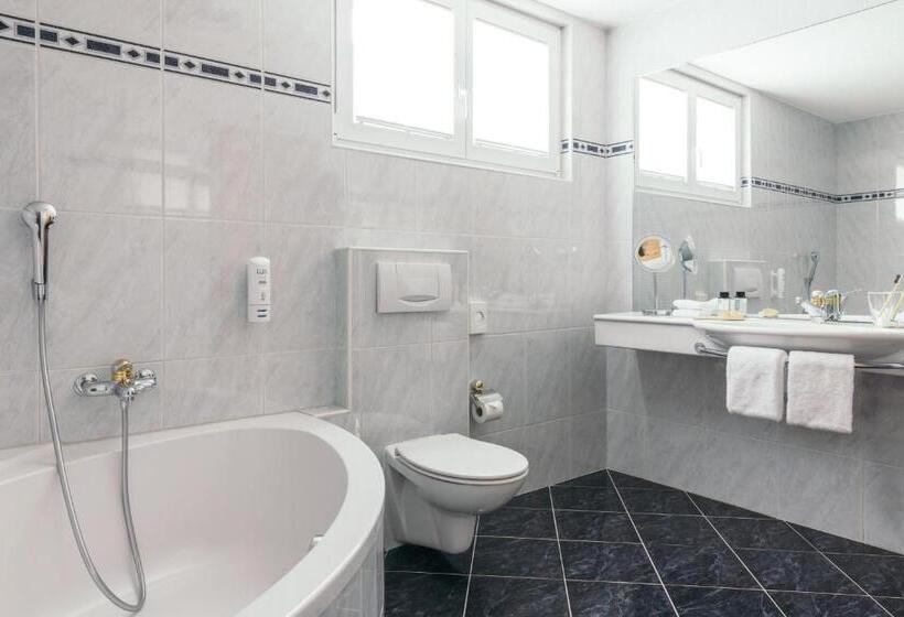 سوئیت جونیور با چشم‌انداز, La Couronne Hotel & Spa