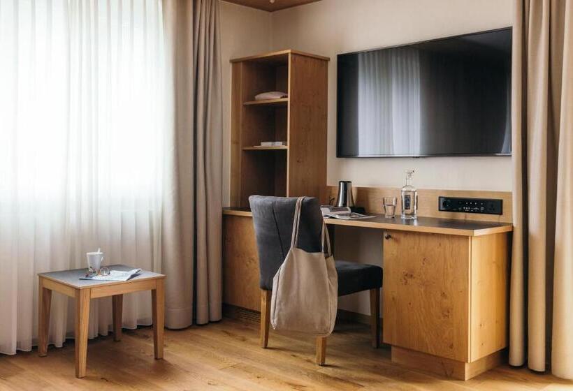 اتاق لوکس با بالکن, La Couronne Hotel & Spa