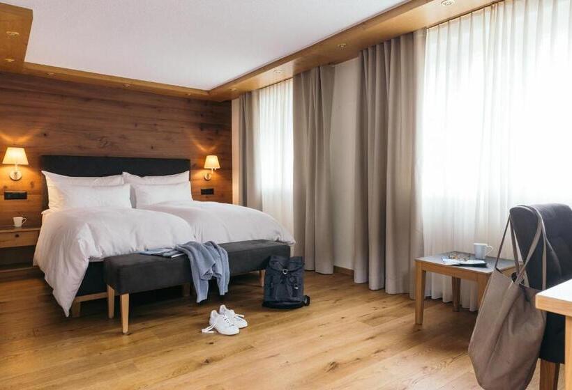 اتاق لوکس با بالکن, La Couronne Hotel & Spa