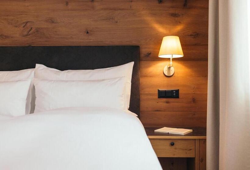 اتاق لوکس با بالکن, La Couronne Hotel & Spa