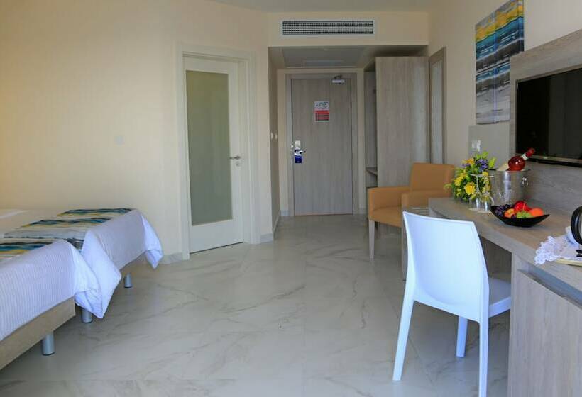 اتاق استاندارد با چشم‌انداز استخر, Riviera Spa Resort - Adults Only