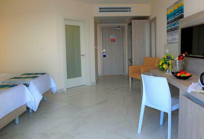 اتاق سه نفره سوپریور با چشم‌انداز دریا, Riviera Spa Resort - Adults Only