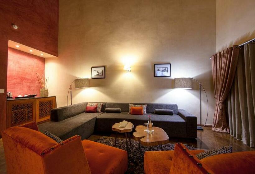 سوئیت با چشم‌انداز رودخانه, The Royal Senchi Hotel And Resort