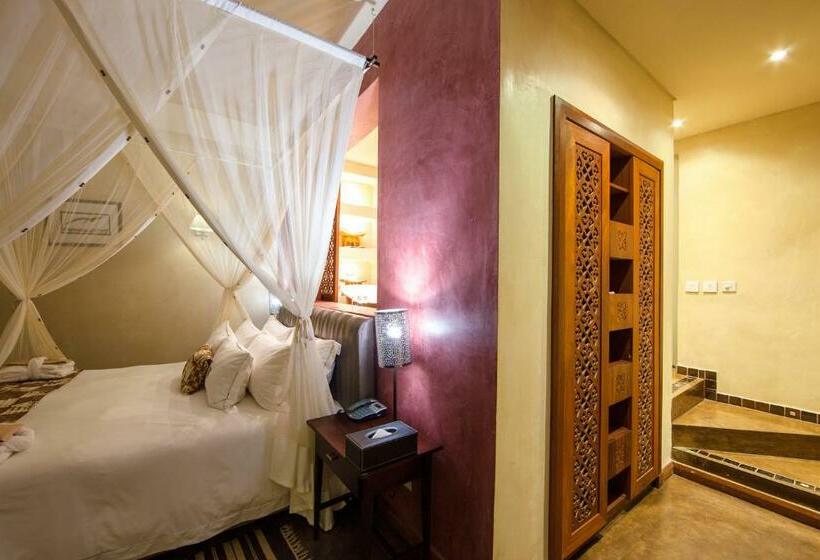 سوئیت با چشم‌انداز رودخانه, The Royal Senchi Hotel And Resort
