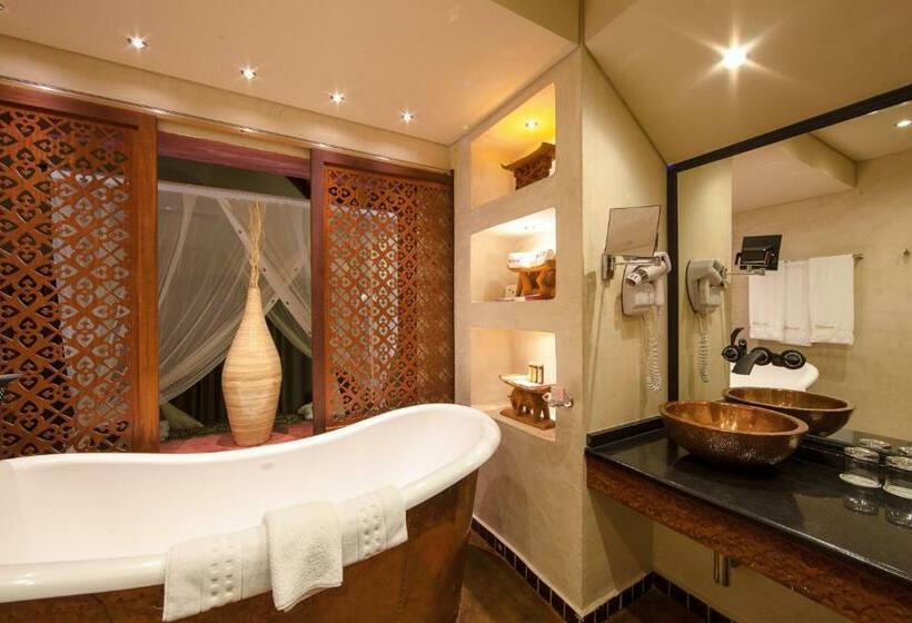 سوئیت با چشم‌انداز رودخانه, The Royal Senchi Hotel And Resort