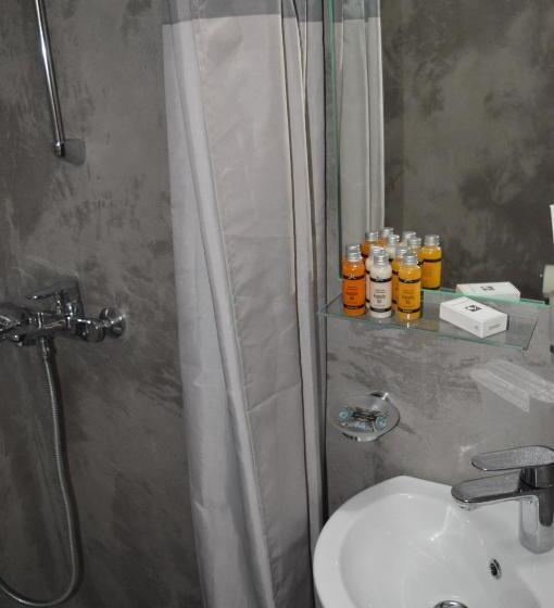 اتاق اکونومی, Syrtaki