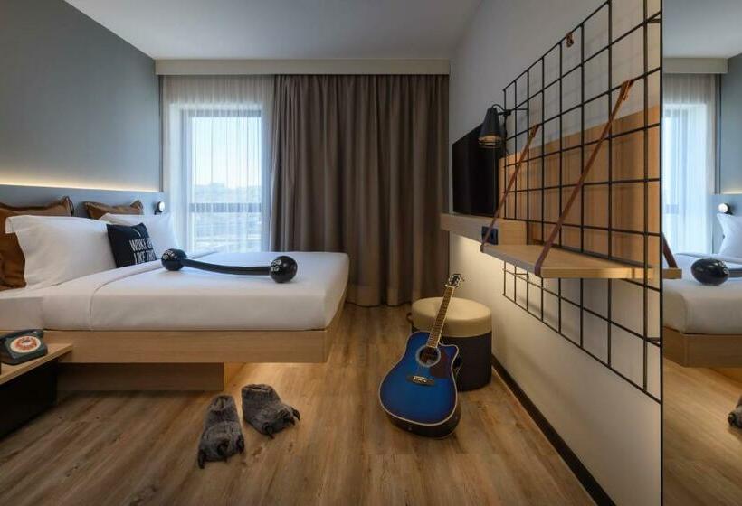 اتاق استاندارد با چشم‌انداز شهر, Moxy Lisboa Oriente