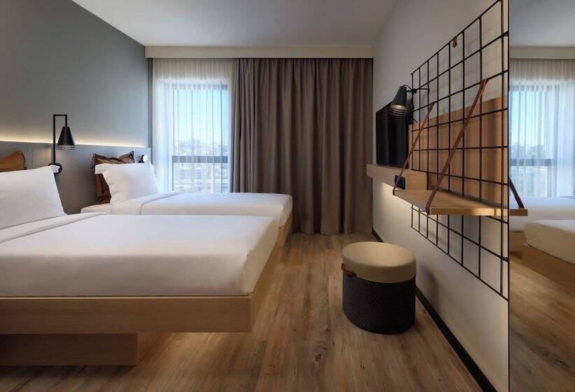 اتاق استاندارد با چشم‌انداز شهر, Moxy Lisboa Oriente