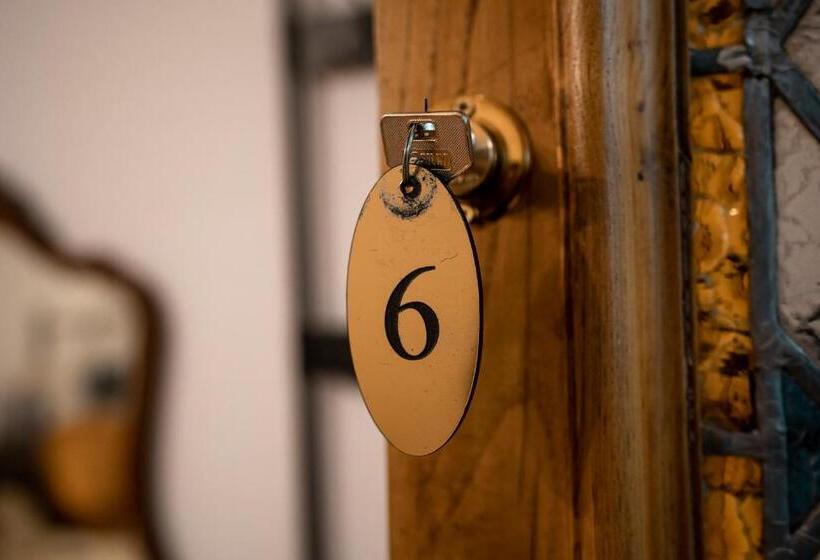 חדר סטנדרט לשלושה עם חדר אמבטיה משוף, Hihome Hostel