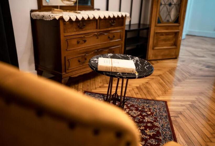 חדר סטנדרט לשלושה עם חדר אמבטיה משוף, Hihome Hostel