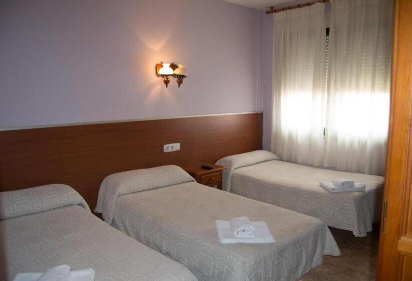 اتاق ساده سه‌ نفره, El Roble Hotel Restaurante